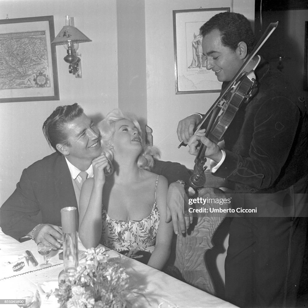 Jayne Rome Rome, Italy, October 31, 1959. Jayne Mansfield and her husband Mickey ...