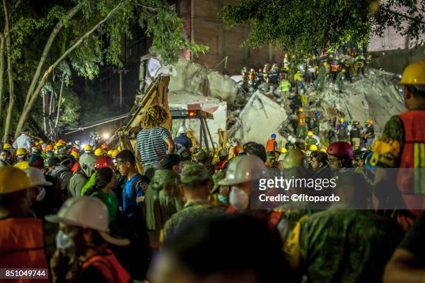 a building collapsed in mexico city earthquake - ciudad de méxico temblor fotografías e imágenes de stock