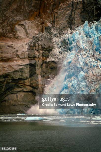 calving ice on the leconte glacier. - glacier collapsing ストックフォトと画像