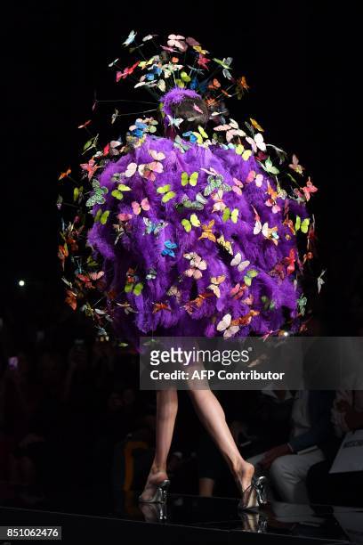 Model presents a creation for fashion house Moschino during the Women's Spring/Summer 2018 fashion shows in Milan, on September 21, 2017. / AFP PHOTO...