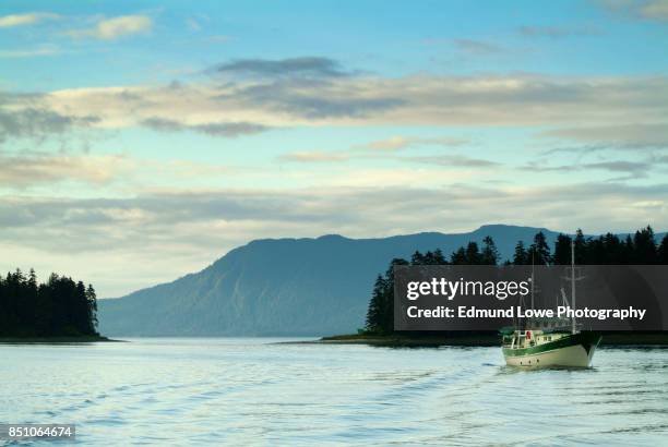 alaskan islands at sunset - pasaje interior fotografías e imágenes de stock