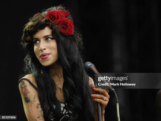 Photo of Amy WINEHOUSE, Amy Winehouse performing on stage