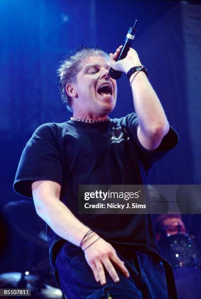 Photo of OFFSPRING and Dexter HOLLAND, Dexter Holland performing on stage