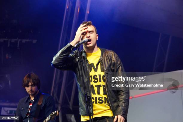 Photo of REVEREND AND THE MAKERS and Tom JARVIS and Jon McCLURE, Tom Jarvis and Jon McClure performing on stage at the Summer Sundae Weekender