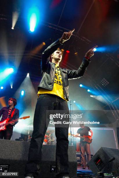 Photo of REVEREND AND THE MAKERS and Tom JARVIS and Jon McCLURE and Ed COSENS, L-R Tom Jarvis, Jon McClure and Ed Cosens performing on stage at the...