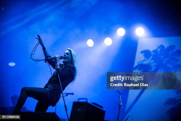 Alison Mosshart from The Kills perfoms at day 4 of Rock in Rio on September 21, 2017 in Rio de Janeiro, Brazil.