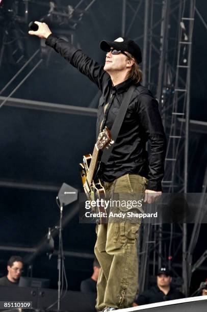 Photo of GOO GOO DOLLS and John RZEZNIK, John Rzeznik performing on stage in Hyde Park