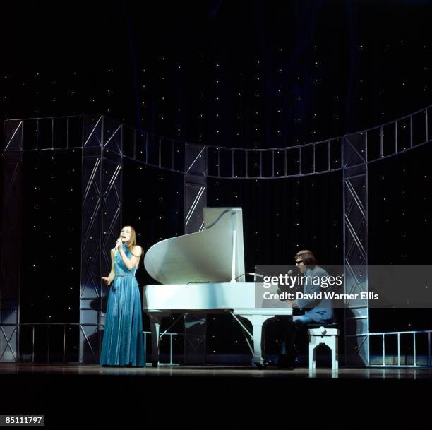 Photo of PETERS & LEE and Dianne LEE and Lennie PETERS; Dianne Lee and Lennie Peters performing on stage