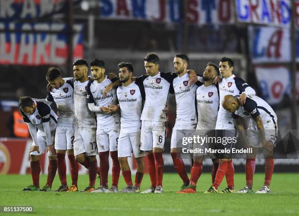 Players of San Lorenzo wait for the penalty shootout during the second leg match ends between Lanus and San Lorenzo as part of the quarter finals of...