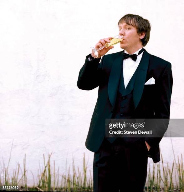 Photo of Elliott SMITH; Posed portrait of Elliott Smith, drink