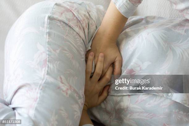 young adult woman holding her crotch - dolencia pélvica inflamatoria fotografías e imágenes de stock