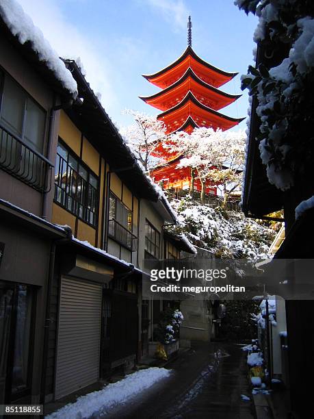 japan, hiroshima ken, miyajima, pagoda in winter - pagoda templo fotografías e imágenes de stock