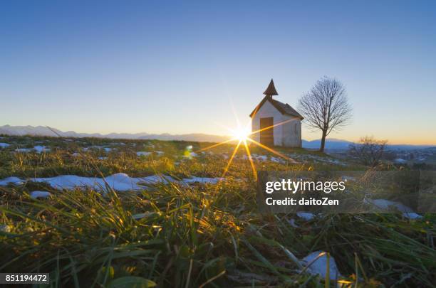 small chapel mesnerhauskapelle aidling, lake riegsee, murnau, upper bavaria, germany - lake riegsee stock pictures, royalty-free photos & images