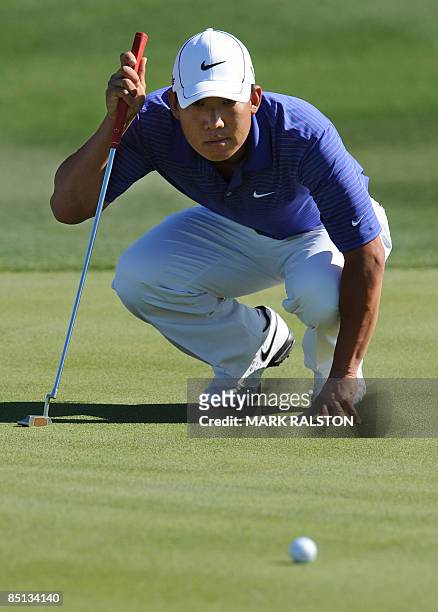 Anthony Kim of the US lines up his putt at the 3rd hole before being defeated by Oliver Wilson of England, during the Accenture Match Play...