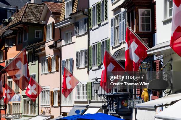 shops and flags in zurich - schweizer flagge stock-fotos und bilder