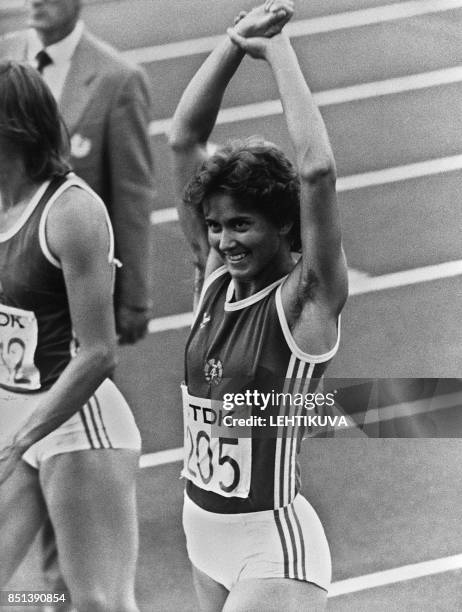 Marlies Goehr salutes 08 August 1983 the crowd after winnning the 100m race at the inaugural Athletics World Championships in Helsinki. Goehr won the...