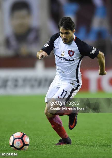 Ezequiel Cerutti of San Lorenzo drives the ball during the second leg match between Lanus and San Lorenzo as part of the quarter finals of Copa...