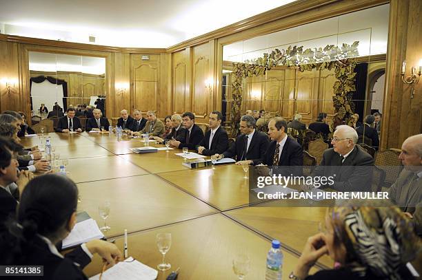 Des responsables de la filière viticole bordelaise et des élus sont réunis le 27 février 2009 à Bordeaux avant de tenir une conférence de presse pour...