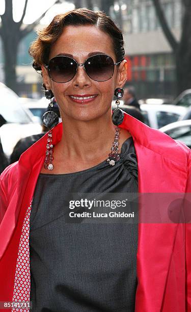 Anna Kanakis arrives at the Giorgio Armani show during Milan Fashion Week Womenswear Autumn/Winter 2009 on February 27, 2009 in Milan, Italy.