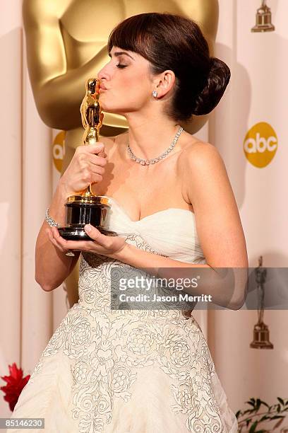 Actress Penelope Cruz poses in the press room with her Best Supporting Actress award for "Vicky Cristina Barcelona" at the 81st Annual Academy Awards...