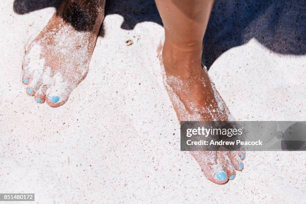 toes with toenail polish in the sand - toe - fotografias e filmes do acervo