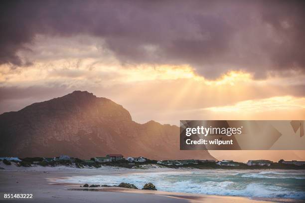 sonnenaufgang über bettys bay - hermanus stock-fotos und bilder