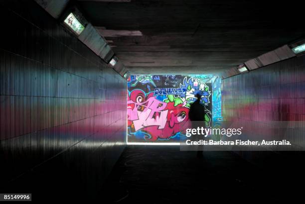 underpass - grafite material imagens e fotografias de stock