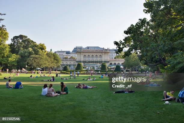 stadtpark kursalon wien - stadtpark fotografías e imágenes de stock