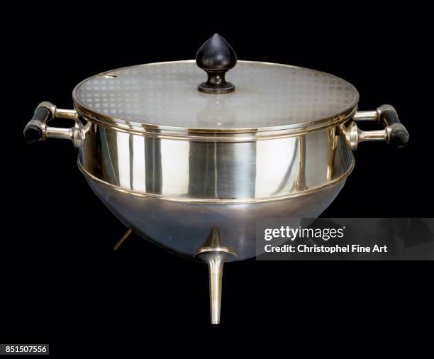 Christopher Dresser , Soup tureen. Circa 1888. Silver-plated Metal, Wood, 0.21 x 0.31 m. Paris, musee d'Orsay.