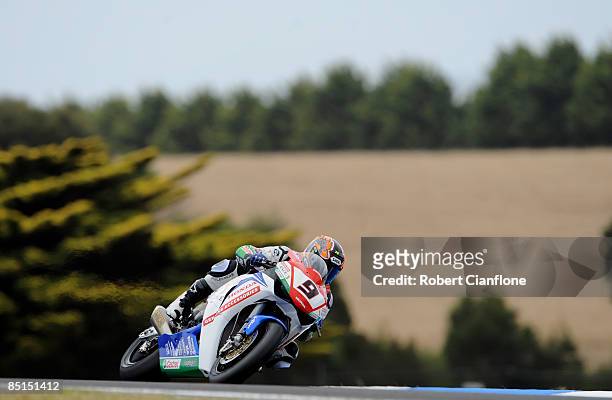 Ryuichi Kiyonari of Japan and Ten Kate Honda Racing rides over Lukey Heights during the qualifying practice session for round one of the Superbike...