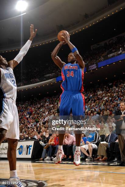 Antonio McDyess of the Detroit Pistons shoots against Dwight Howard of the Orlando Magic during the game on February 27, 2009 at Amway Arena in...