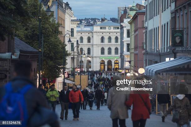 Pedestrians walk past restaurants and retail stores near Karl Johan's gate in Oslo, Norway, on Thursday, Sept. 21, 2017. Norways sovereign wealth...