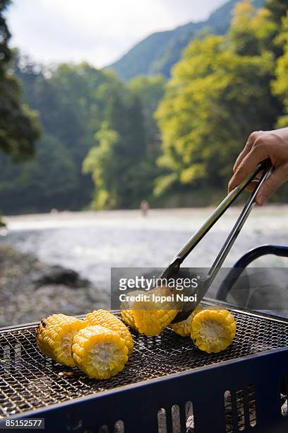 grilling sweet corn on bbq - tang stockfoto's en -beelden
