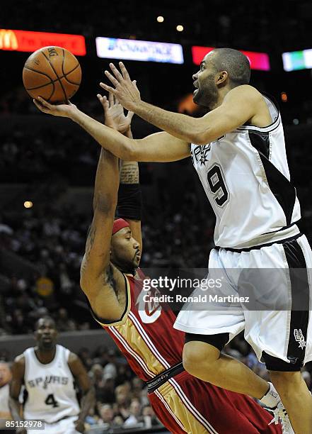 Guard Tony Parker of the San Antonio Spurs takes a shot against Mo Williams of the Cleveland Cavaliers on February 27, 2009 at AT&T Center in San...