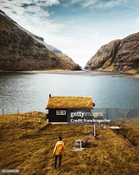 blick auf die saksun landschaft auf den färöer - thatched roof stock-fotos und bilder