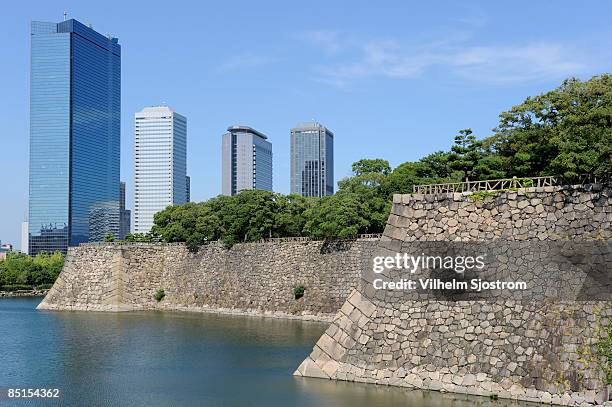 osaka castle and osaka skyline - osaka skyline stock-fotos und bilder