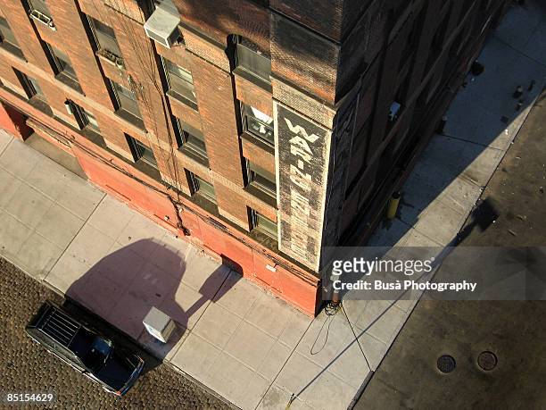 he's still in the black car - brooklyn new york stock-fotos und bilder