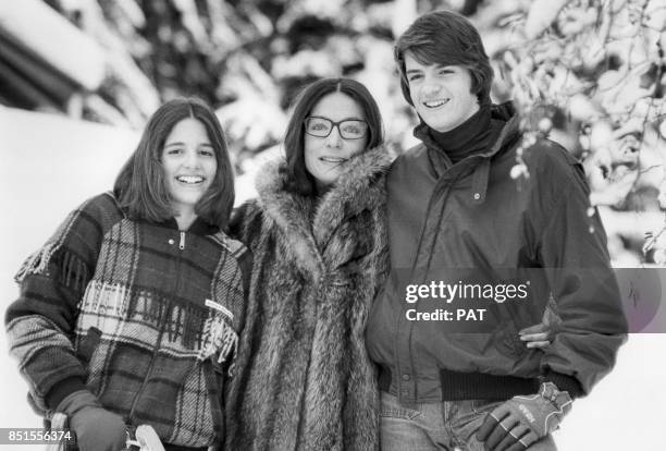 Nana Mouskouri et ses enfants Nicolas et Hélène se promènent dans la neige en décembre 1981 à Villars, Suisse.