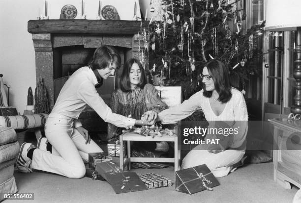 Nana Mouskouri dans son chalet avec ses enfants Nicolas et Hélène en décembre 1981 à Villars, Suisse.
