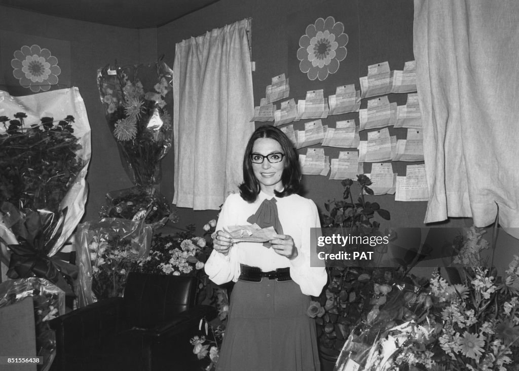 Nana Mouskouri dans sa loge à l'Olympia