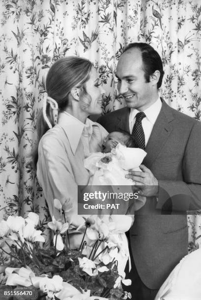 Le prince Karim Aga Khan IV et son épouse la princesse Salimah Aga Khan avec leur fille Zahra, en France, circa 1970.