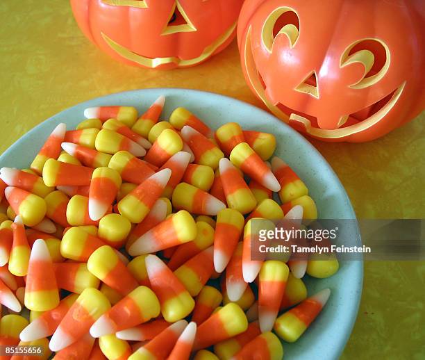 what makes a pumpkin smile? candy corn - gominola en forma de maíz fotografías e imágenes de stock