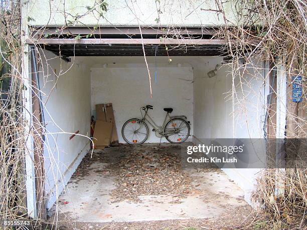 white bike in white garage - erase photos et images de collection