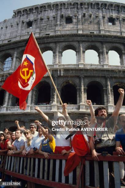 Drapeau communiste devant le Colisée lors des obsèques d'Enrico Berlinguer le 14 mai 1984 à Rome, Italie.
