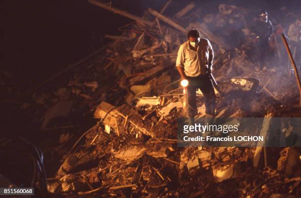 Secouriste à la recherche de victimes après la rupture catastrophique d'un barrage en juillet 1985 à Tesero, Italie.