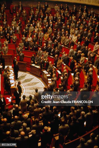 Les députés debout entrain d'écouter un message du président de la République à Assemblée nationale le 8 avril 1986 à Paris, France.