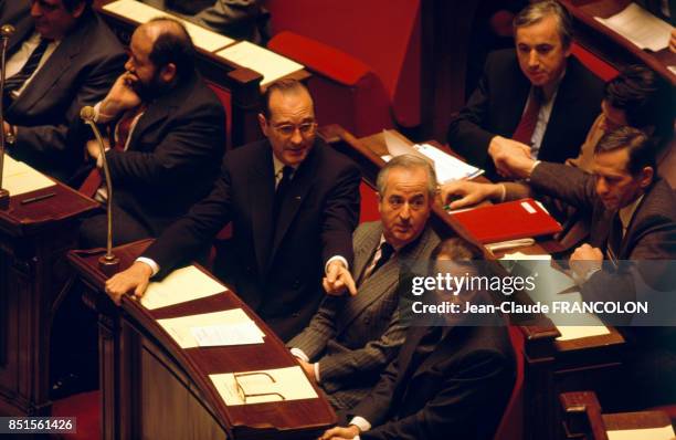 Les membres du gouvernement autour du Premier ministre Jacques Chirac entrain d'écouter un message du président de la République à Assemblée...