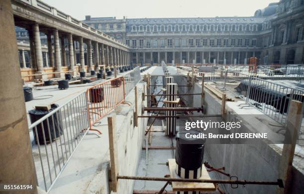 Chantier des colonnes de l'atistes Daniel Buren dans la cour du Palais-Royal en mars 1986 à Paris, France.
