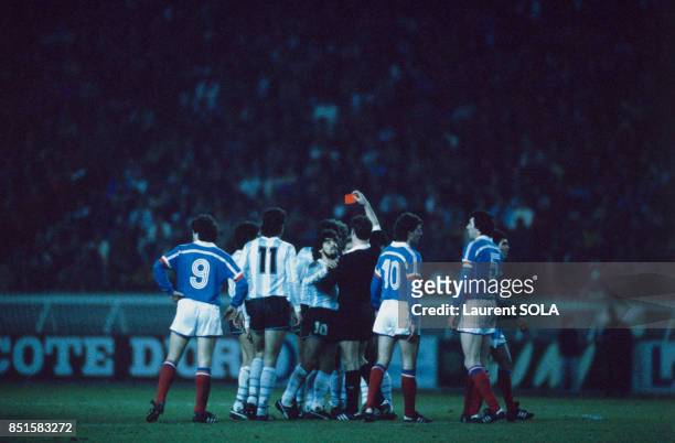 Au centre le joueur Diego Maradona en discussion avec l'arbitre qui a sorti un carton rouge lors du match de football France-Argentine au Parc des...