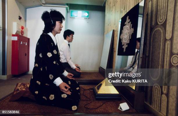 Méditation à domicile en mars 1986 à Tokyo, Japon.